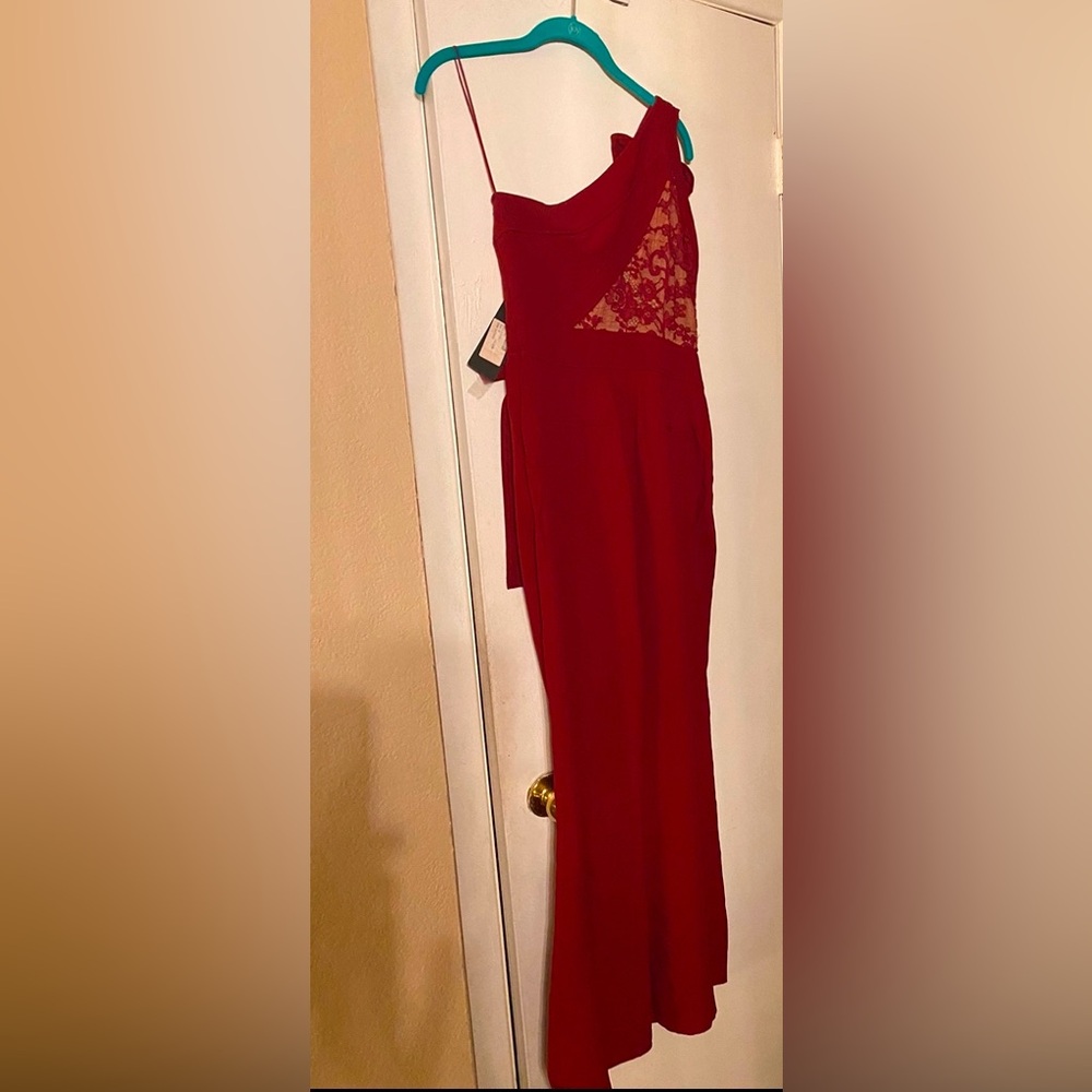 ELIE Saab CARMEN/RED ONE SHOULDER GOWN. LACE AROUND THE MID DRIFT. $3450 S - Picture 4 of 5